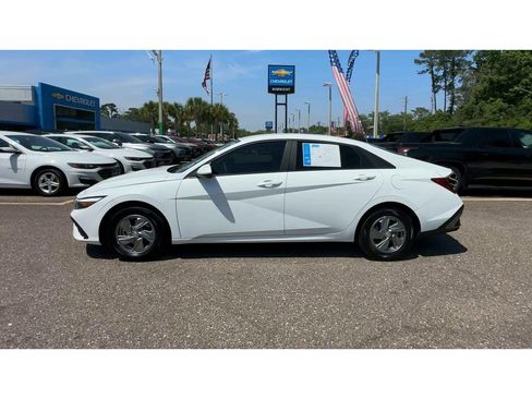 Used 2025 Hyundai Elantra SE FWD image 5