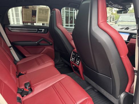 Used 2022 Porsche Cayenne S Platinum AWD/4WD image 36