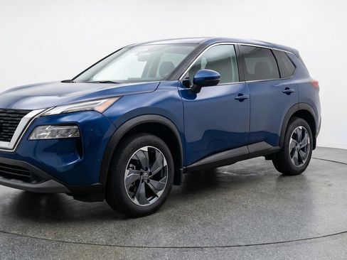 Used 2025 Nissan Rogue SV image 3