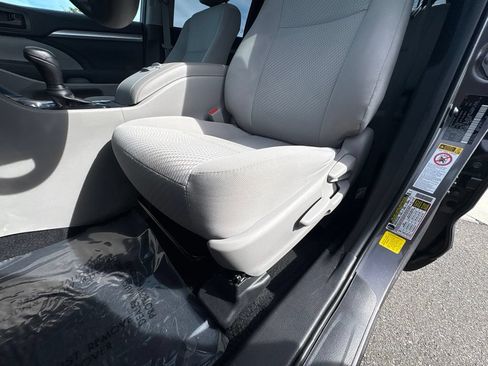 Used 2019 Toyota Highlander LE FWD image 12