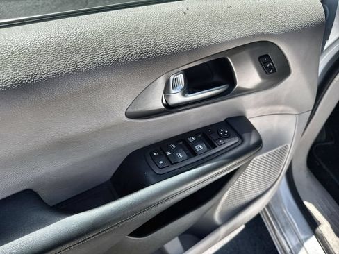 Used 2023 Chrysler Pacifica Touring-L FWD image 4