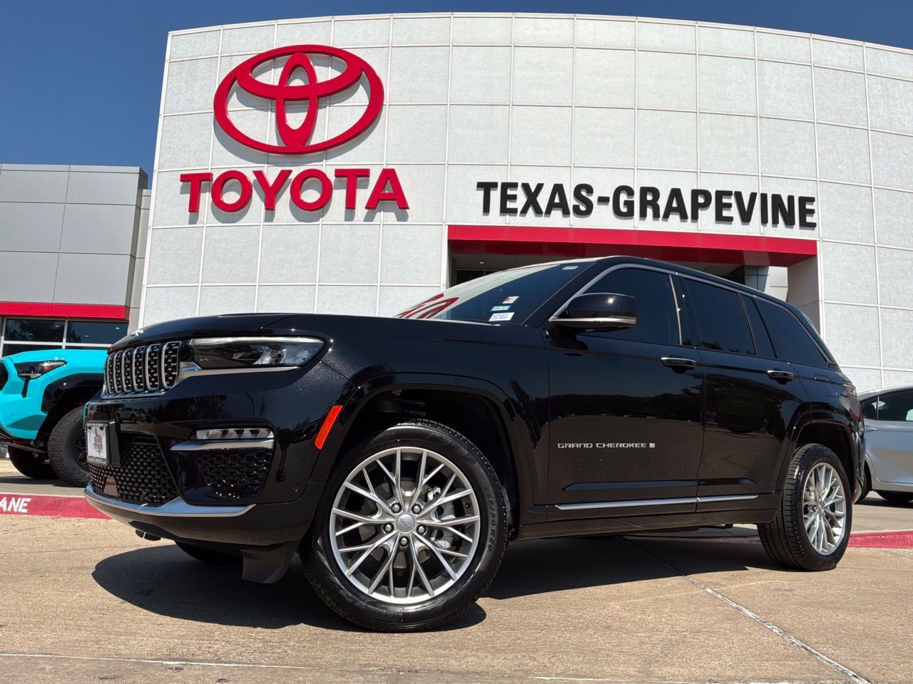 Used 2025 Jeep Grand Cherokee Summit AWD/4WD image 2