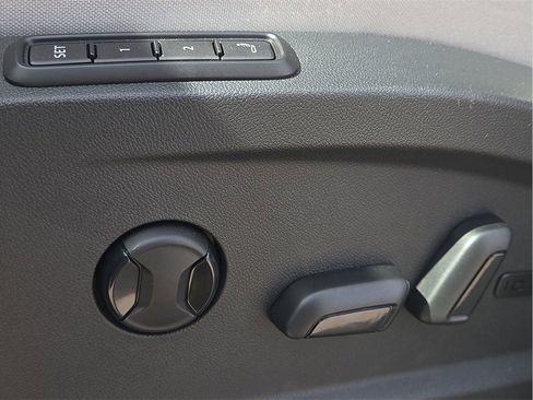 New 2025 Volkswagen ID. Buzz 1st Edition image 17