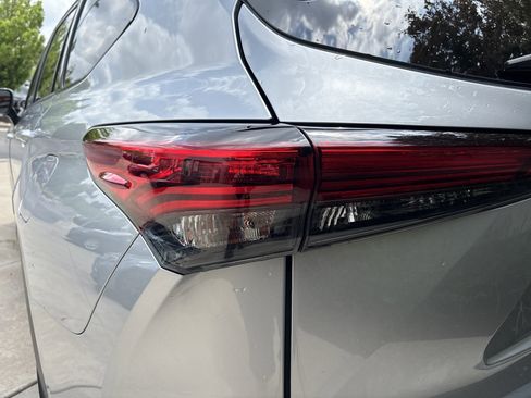 Used 2022 Toyota Highlander XSE AWD/4WD image 9