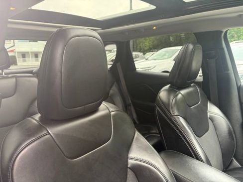 Used 2019 Jeep Cherokee Latitude Plus w/ Comfort/Convenience Group AWD/4WD image 30