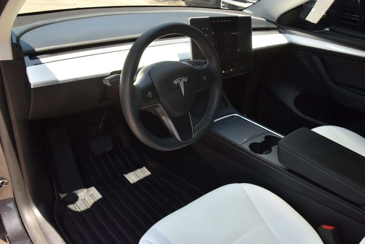 Used 2025 Tesla Model Y Long Range AWD/4WD image 30