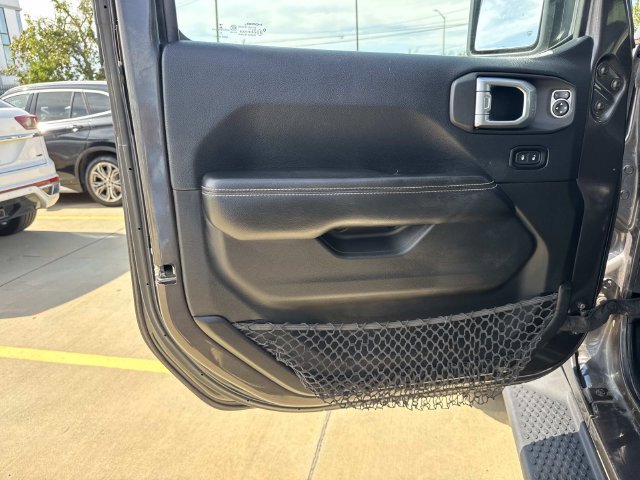 Used 2018 Jeep Wrangler Unlimited Sahara AWD/4WD image 18