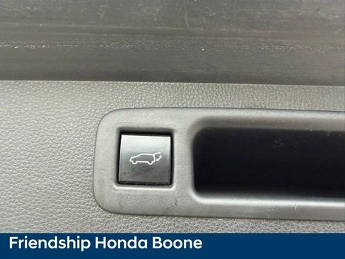 Used 2020 Toyota Highlander XLE AWD/4WD image 45