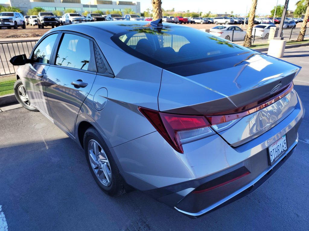 Used 2025 Hyundai Elantra SE FWD image 3