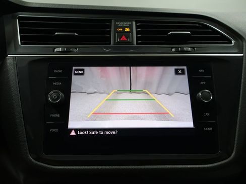 Used 2020 Volkswagen Tiguan SEL AWD/4WD image 25