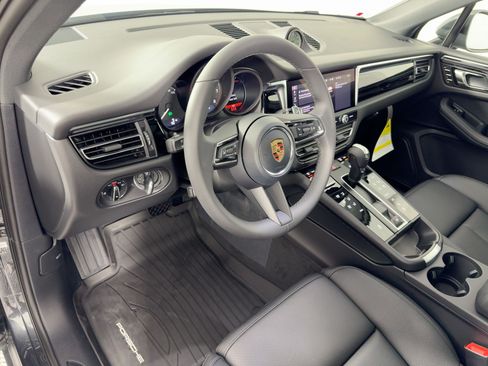 Certified 2026 Porsche Macan AWD/4WD image 4