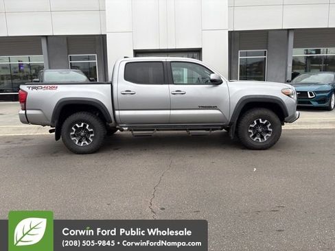 Used 2017 Toyota Tacoma TRD Off-Road image 5