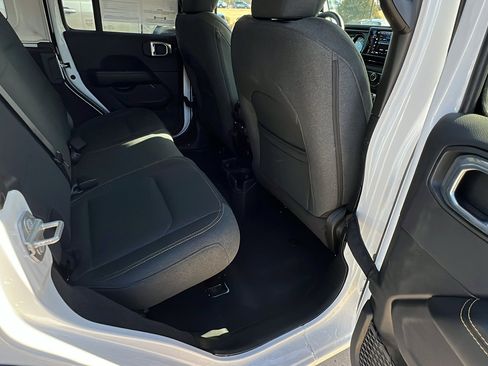 Used 2025 Jeep Wrangler Sahara image 21