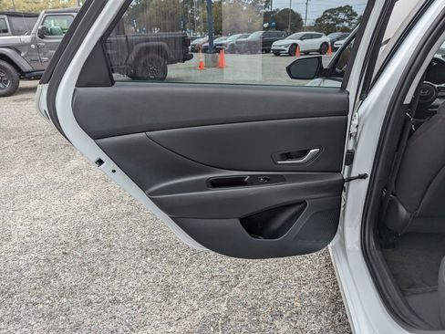 Used 2024 Hyundai Elantra SEL image 27