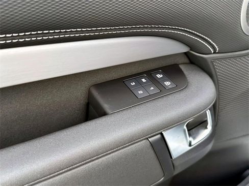 New 2025 Land Rover Discovery Dynamic SE image 16