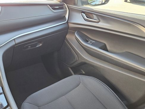 Used 2024 Jeep Grand Cherokee Laredo image 11