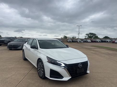 Certified 2025 Nissan Altima 2.5 SV image 1