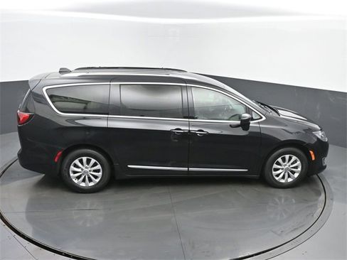 Used 2019 Chrysler Pacifica Touring-L image 43