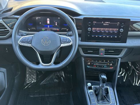 Used 2025 Volkswagen Taos SE AWD/4WD image 13
