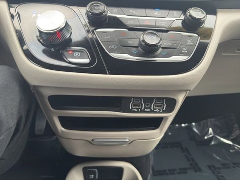 Used 2024 Chrysler Pacifica Touring-L image 9