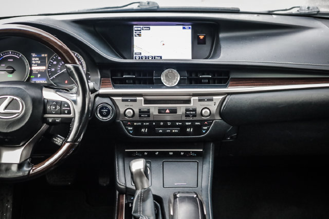 Used 2016 Lexus ES 300h w/ Luxury Package w/Wood Trim FWD image 26