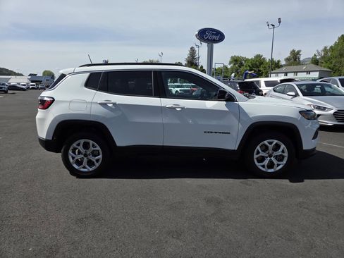 Used 2025 Jeep Compass Latitude AWD/4WD image 4