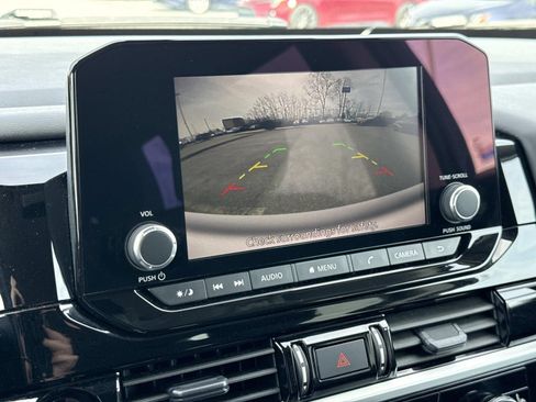 Used 2025 Nissan Pathfinder SV image 10