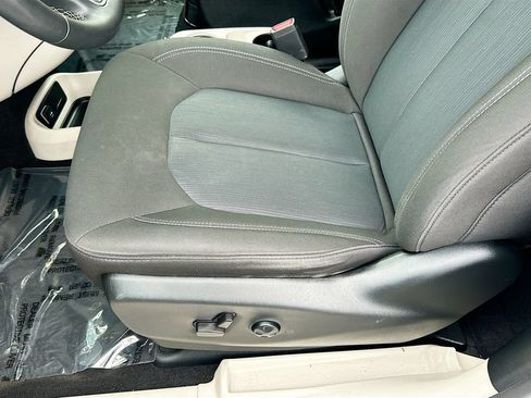 Used 2022 Chrysler Voyager LX FWD image 18