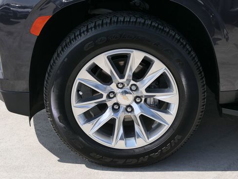 Used 2024 Chevrolet Suburban Premier image 9