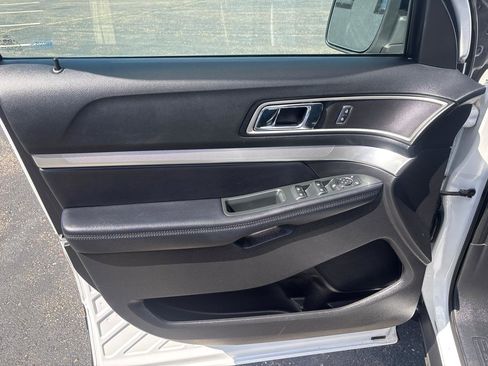 Used 2017 Ford Explorer XLT w/ Equipment Group 202A AWD/4WD image 9