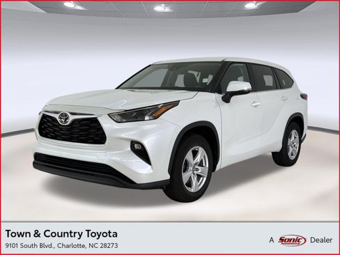 Used 2025 Toyota Highlander LE FWD image 1