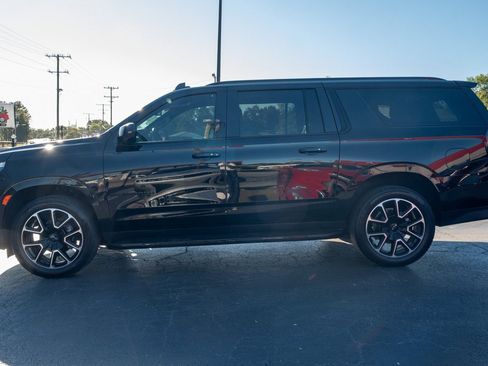Used 2023 Chevrolet Suburban RST image 4