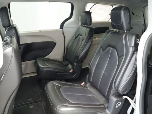 Used 2023 Chrysler Pacifica Touring-L FWD image 18