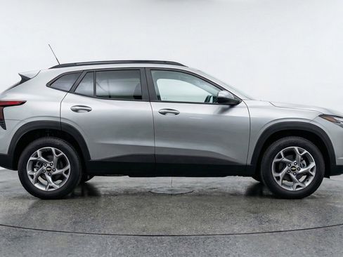 Used 2025 Chevrolet Trax LT w/ LT Convenience Package image 11