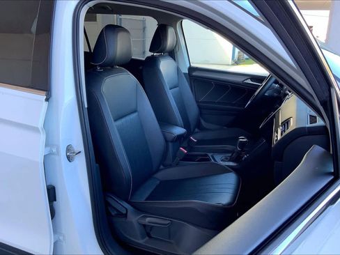 Used 2022 Volkswagen Tiguan SE image 9