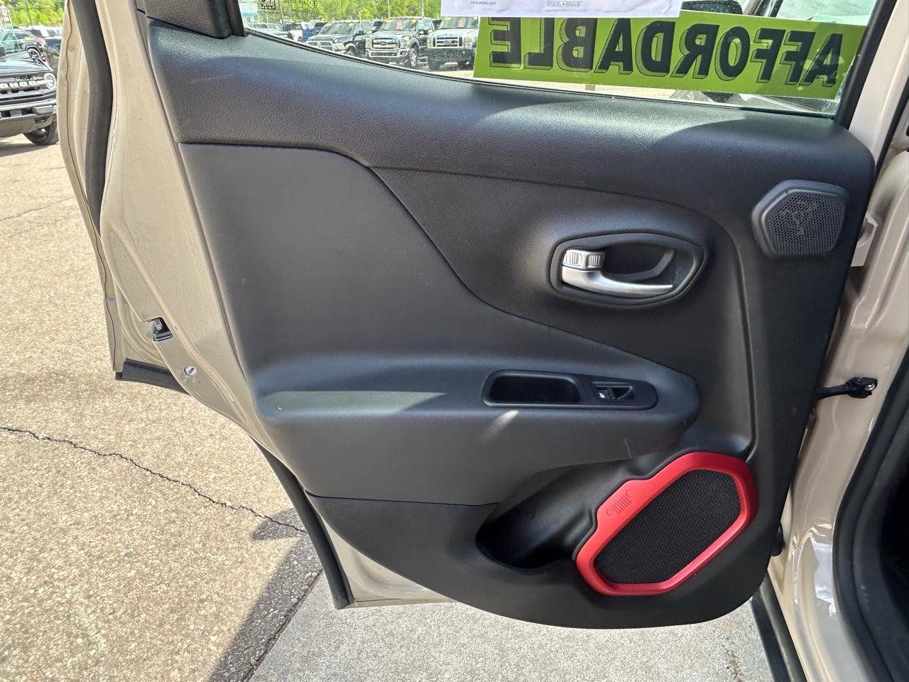 Used 2015 Jeep Renegade Trailhawk w/ Popular Equipment Group AWD/4WD image 13