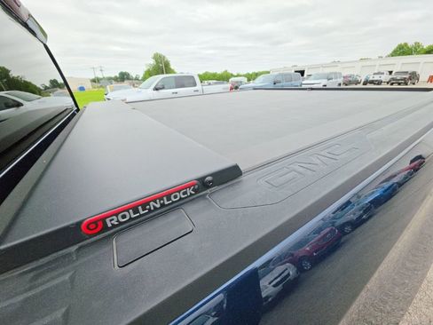 Used 2019 GMC Sierra 1500 SLT AWD/4WD image 16