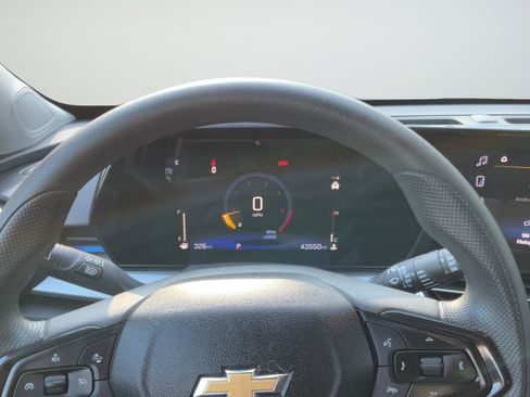 Used 2025 Chevrolet Trax LT FWD image 14