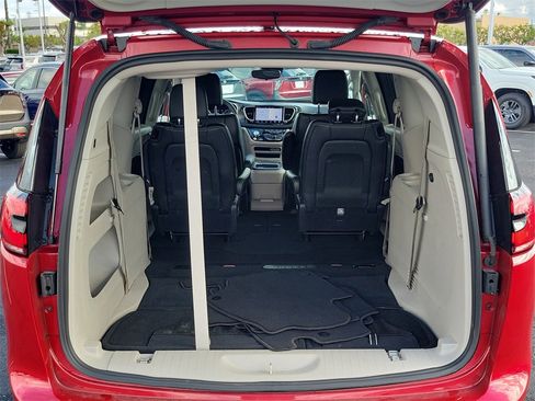 Used 2024 Chrysler Pacifica Touring-L image 25