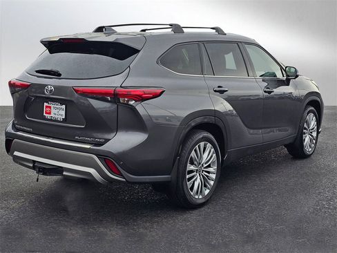 Used 2023 Toyota Highlander Platinum image 5