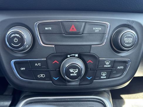 Used 2019 Jeep Compass Latitude FWD image 19