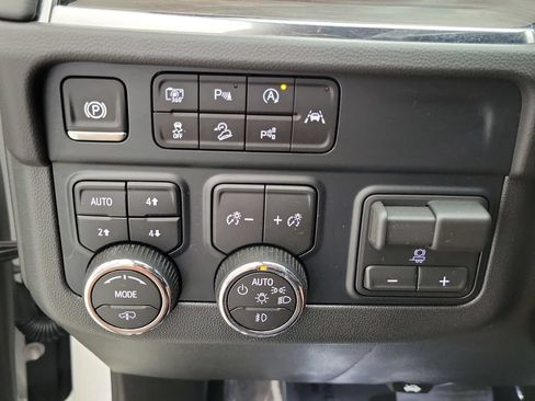 Used 2025 Chevrolet Suburban Z71 w/ Z71 Off-Road Package AWD/4WD image 21
