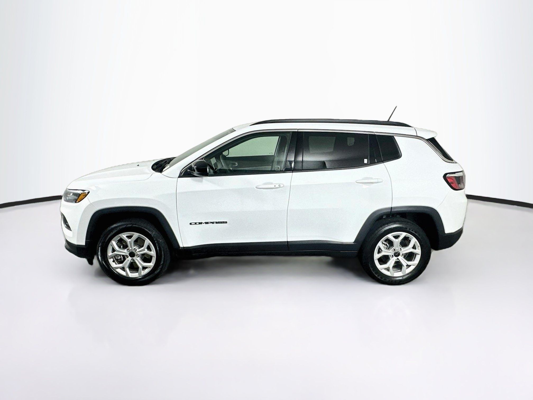 Used 2025 Jeep Compass Latitude AWD/4WD image 4