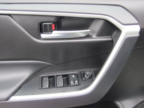 Used 2025 Toyota RAV4 XLE AWD/4WD image 12