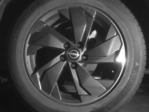 Used 2025 Nissan Rogue SV image 14