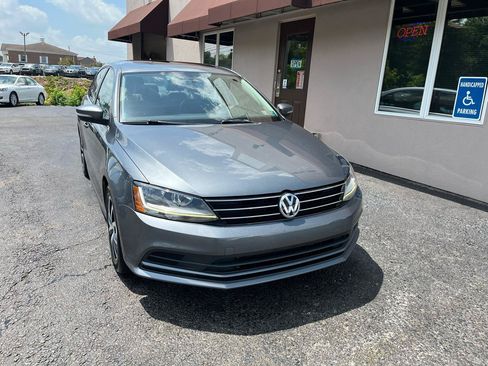 Used 2017 Volkswagen Jetta SE FWD image 2