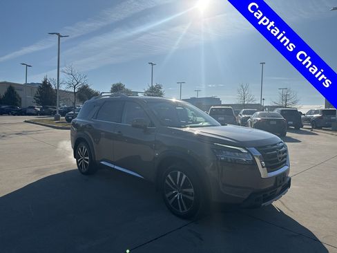 Used 2023 Nissan Pathfinder Platinum image 3