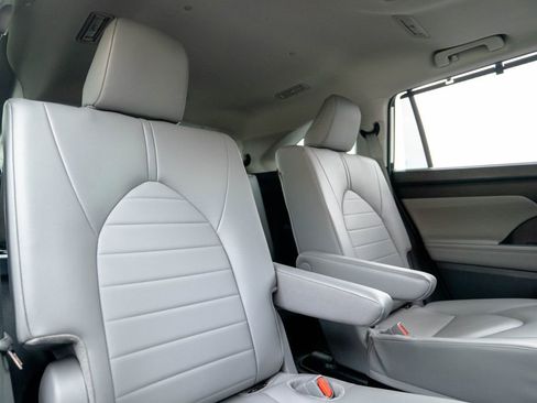 Used 2025 Toyota Highlander XLE AWD/4WD image 36