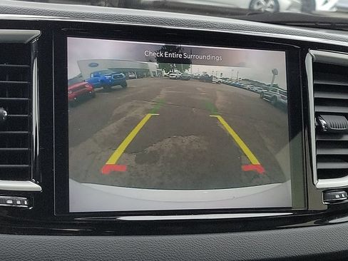Used 2023 Chrysler Pacifica Touring-L FWD image 17