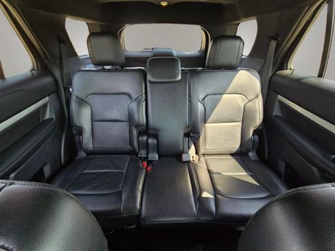 Used 2017 Ford Explorer XLT w/ Equipment Group 202A AWD/4WD image 20